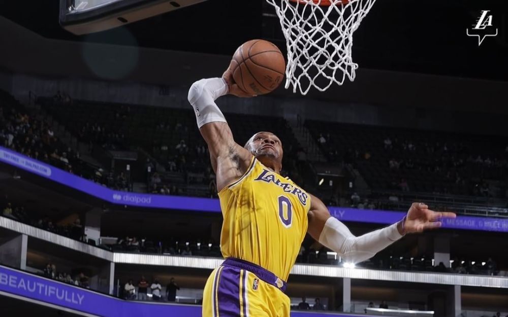  詹姆斯三双助湖人险胜马刺  